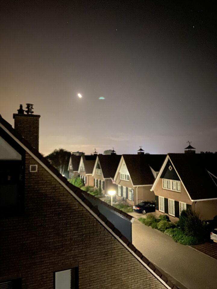 Groen UFO vormig licht die verplaatste foto