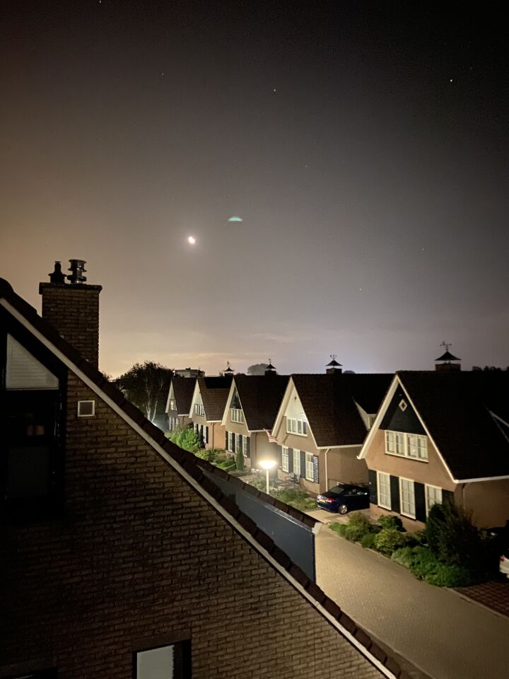 Groen UFO vormig licht die verplaatste foto