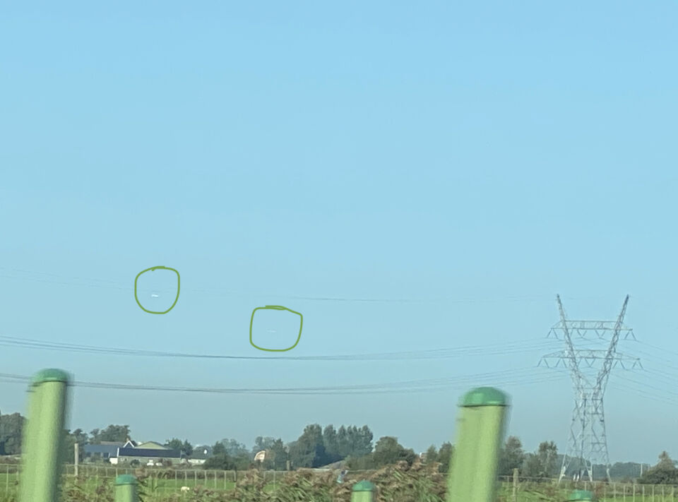 Drie witte schijven zigzaggend in een driehoek van elkaar. Boven Den Ilp foto