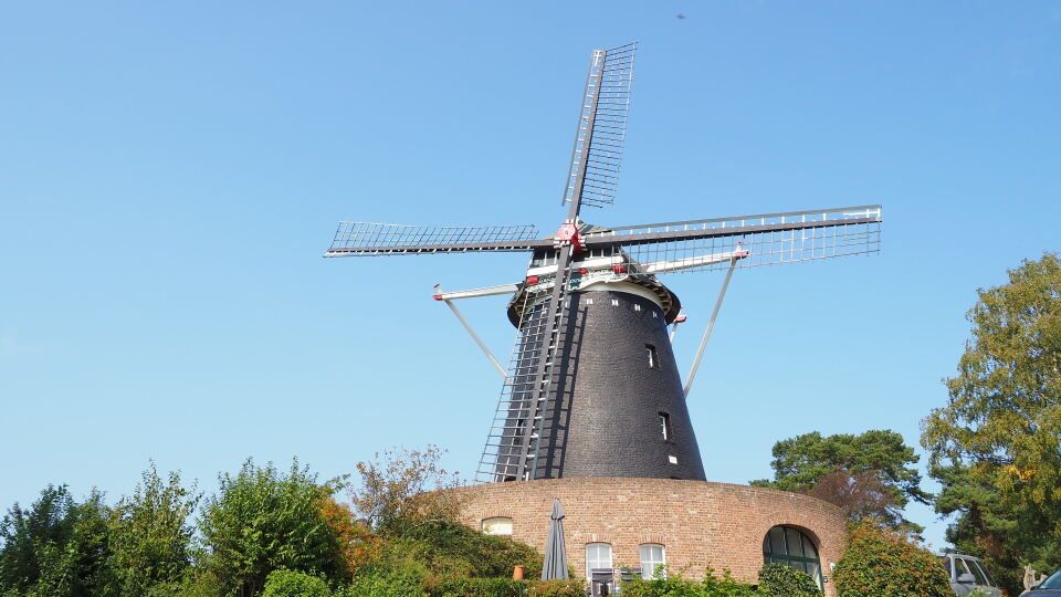 Vreemd object op foto boven molen, geen vlek op lens ! foto