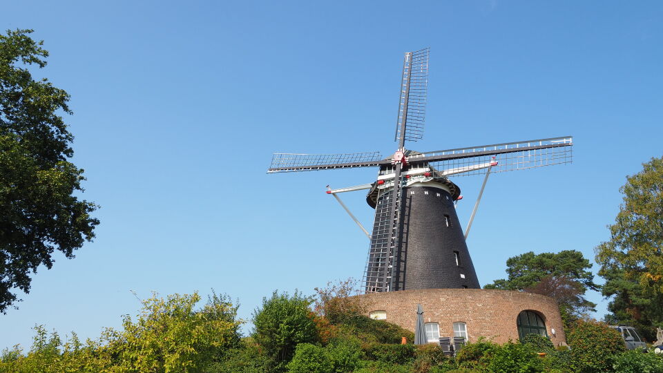 Vreemd object op foto boven molen, geen vlek op lens ! foto