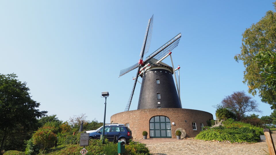 Vreemd object op foto boven molen, geen vlek op lens ! foto