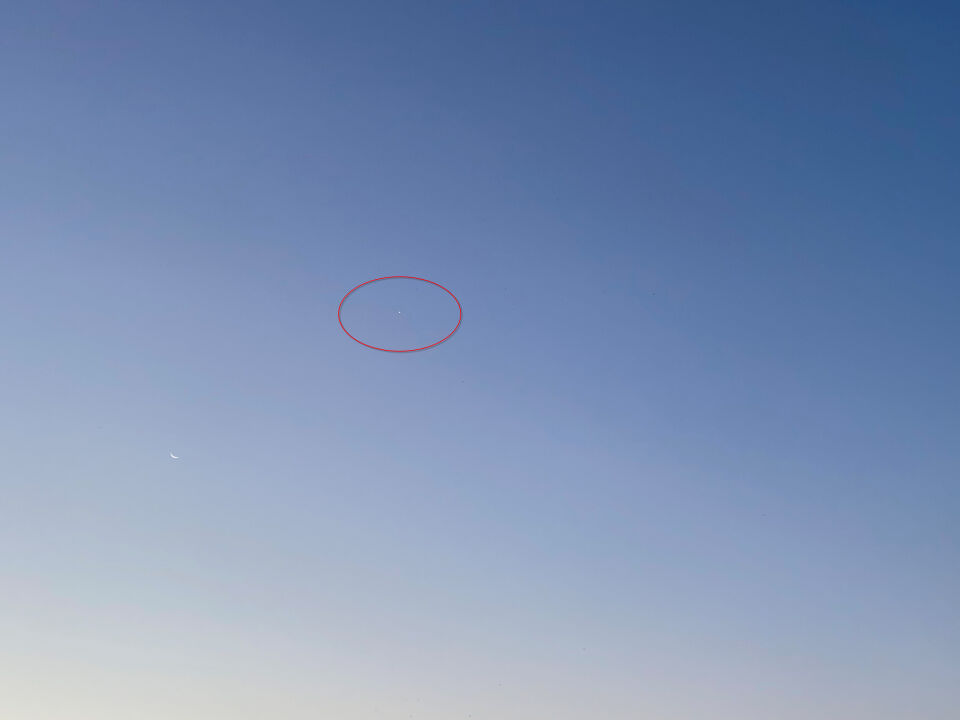 Een wit stilstaand lichtpunt in ochtend zichtbaar. foto