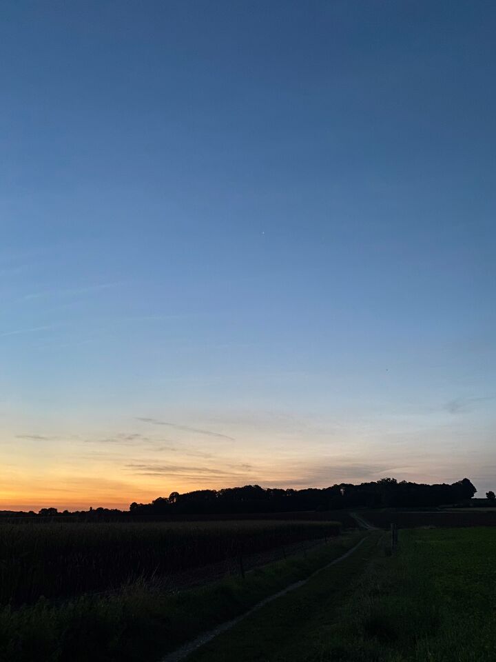 Een wit stilstaand lichtpunt in ochtend zichtbaar. foto