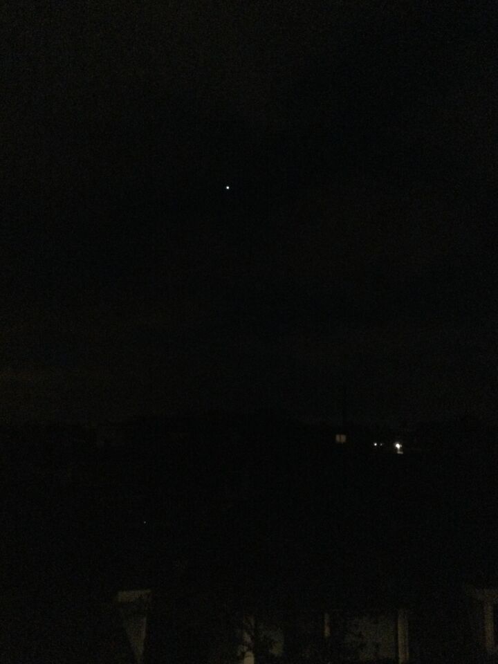 Erg fel groot wit bolachtig licht. Te groot en te dichtbij om een ster te kunnen foto