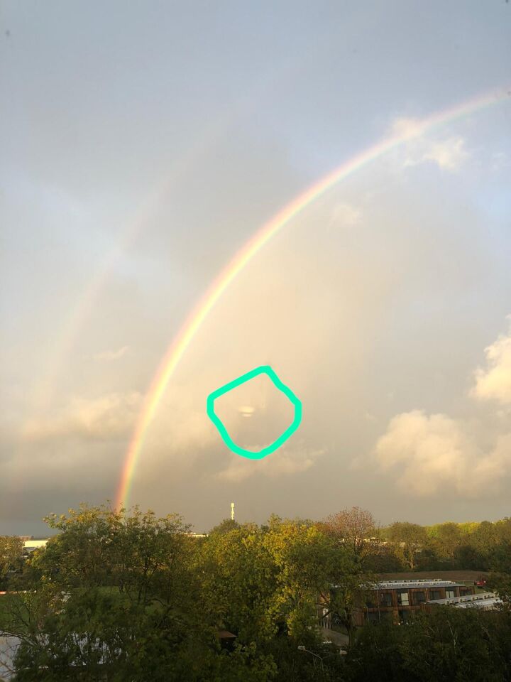 Langs de regenboog een champignon vormig object foto