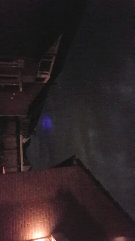 Fel paars licht van west naar oost trekkend. GEEN LUCHTSHOW foto