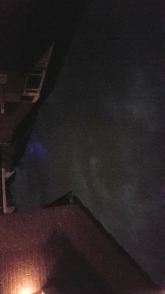 Fel paars licht van west naar oost trekkend. GEEN LUCHTSHOW foto