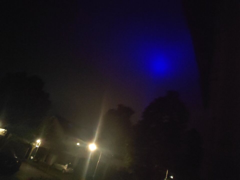 Bewegend donkerblauw licht foto