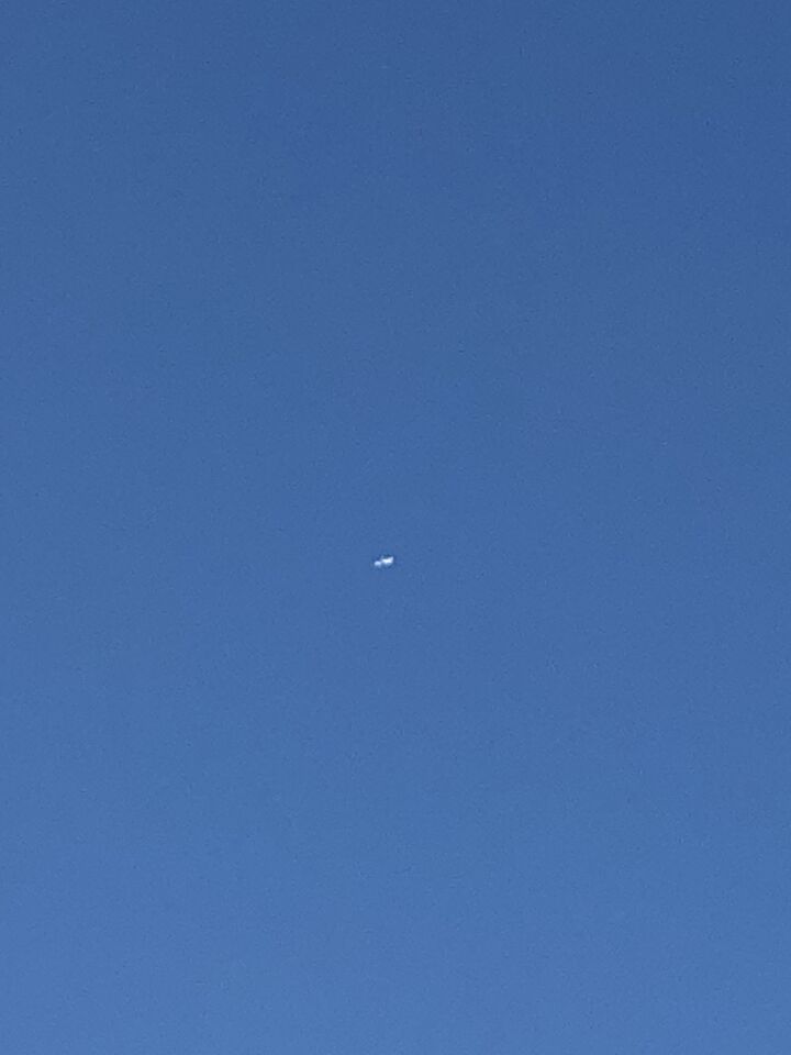 Wit object boven de euroborg richting duo gebouw foto