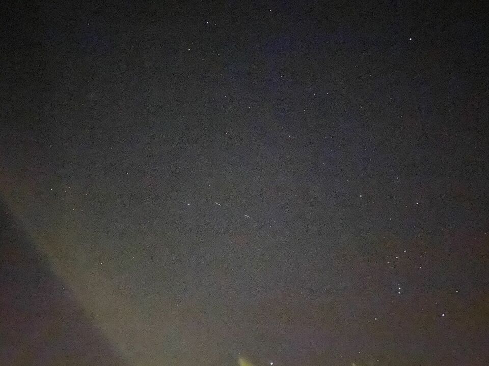 Meerdere lichtpunten met de laatste knipperend met meer licht dan beetlejuice af foto