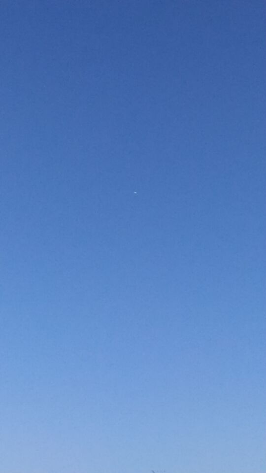 Ovaal zonlicht reflecterend object dat zeer traag langs zweeft foto