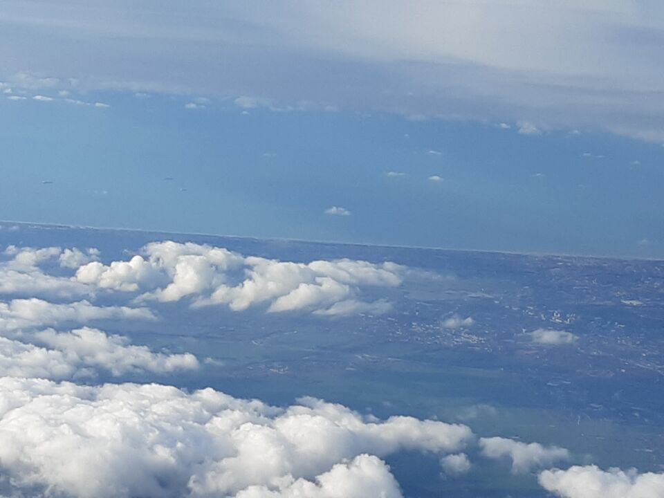 Vijf zilverkleurige cilinder/capsule vormige objecten. foto