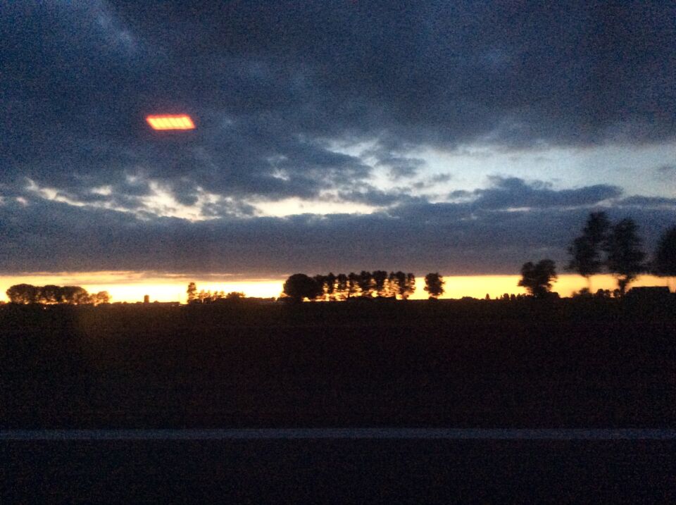 Wat is dit? fotos zijn genomen door mijn dochter langs de snelweg, UFO? foto