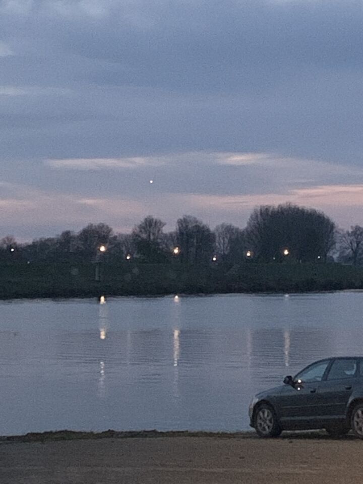 Bol/driehoekachtig heel fel lichtgevend voorwerp foto