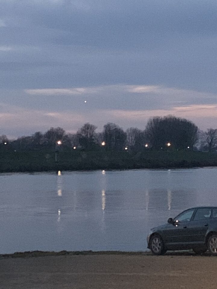 Bol/driehoekachtig heel fel lichtgevend voorwerp foto