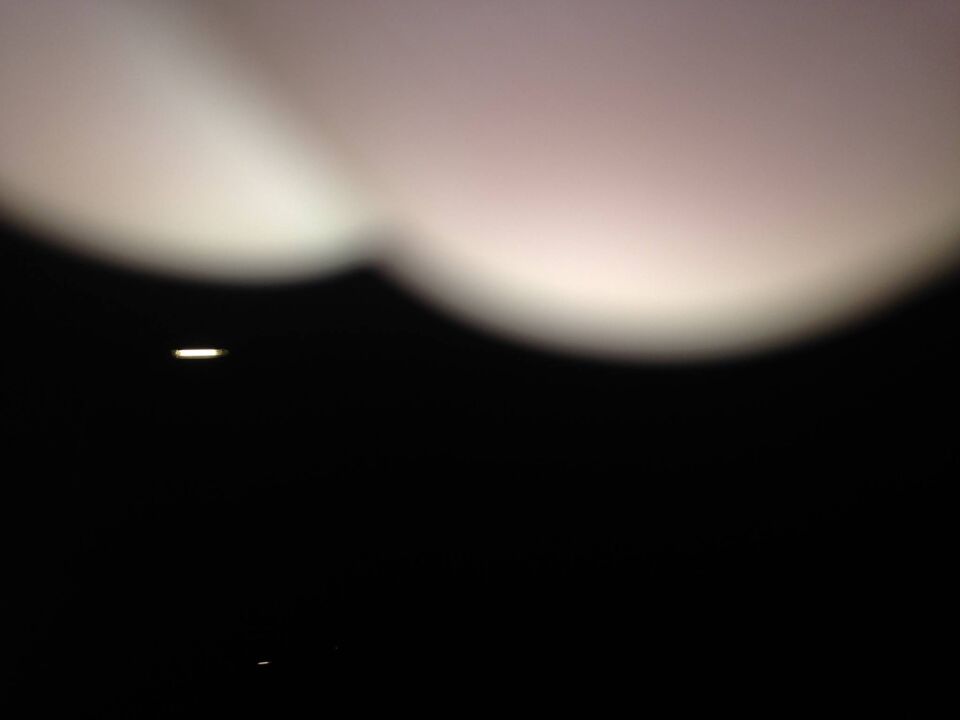 3 tot 4 vliegende objecten die zonder enig geluid in flauwe boog doorvlogen foto