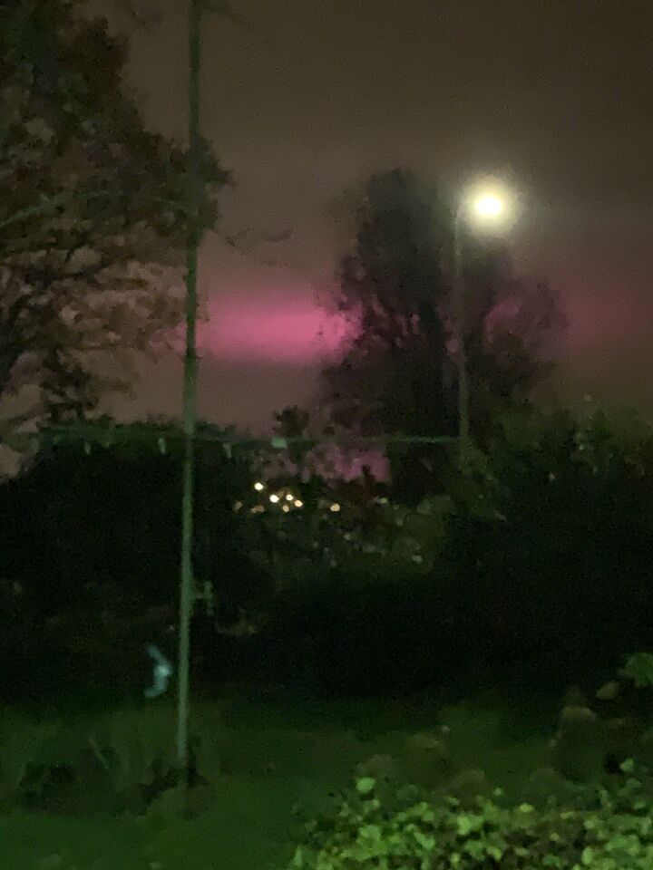 Paars/roze licht in de lucht foto