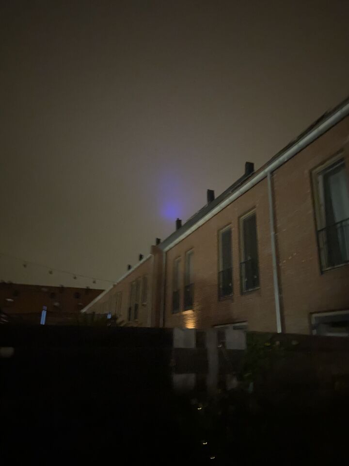 Paarse lichtbundel met bol foto