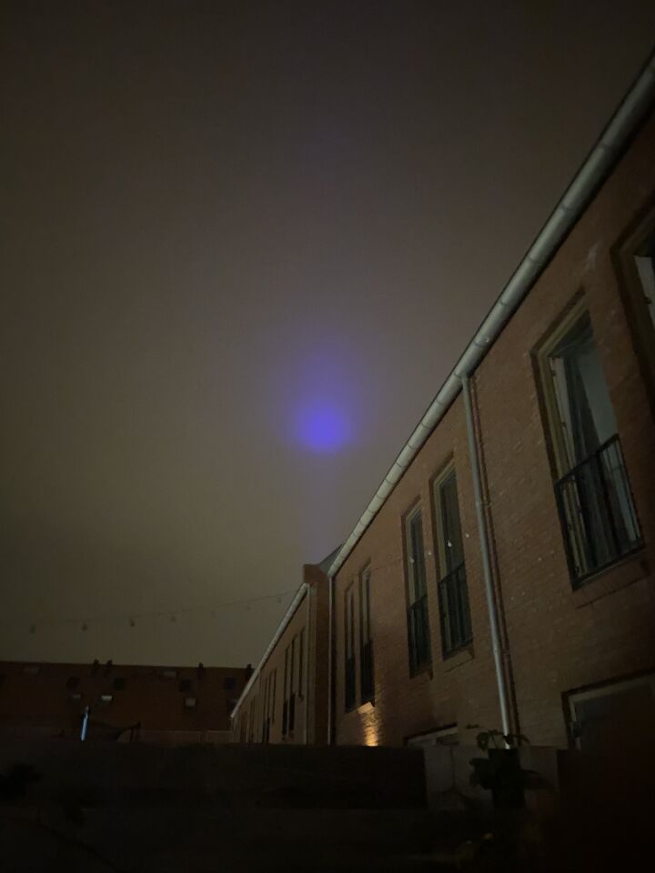 Paarse lichtbundel met bol foto