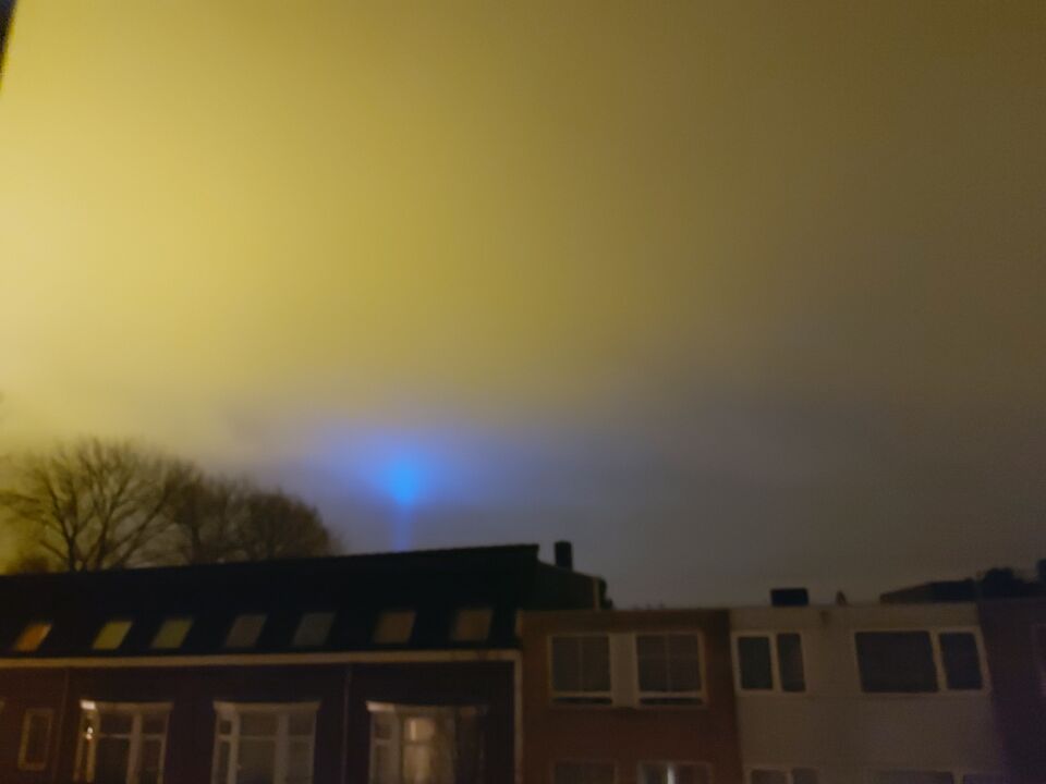 Blauw licht in/op de wolken? foto