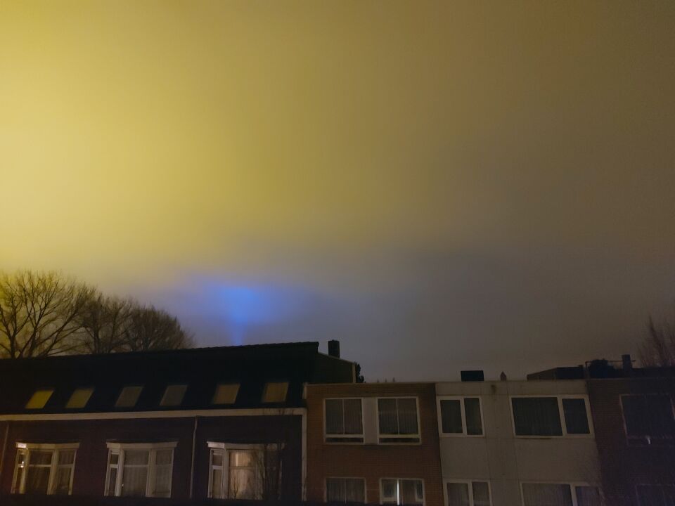 Blauw licht in/op de wolken? foto