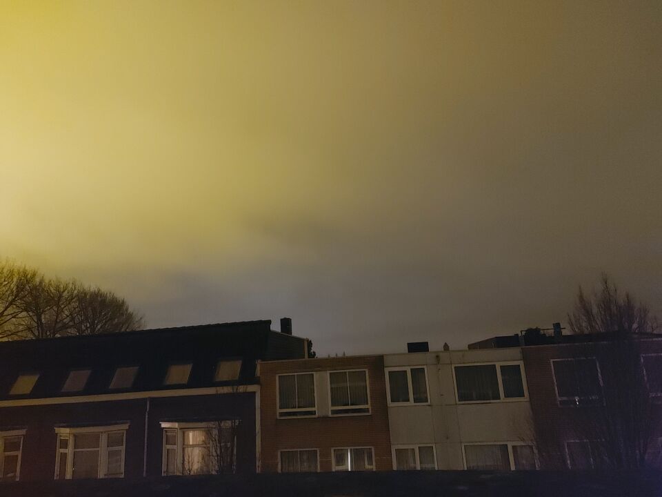 Blauw licht in/op de wolken? foto