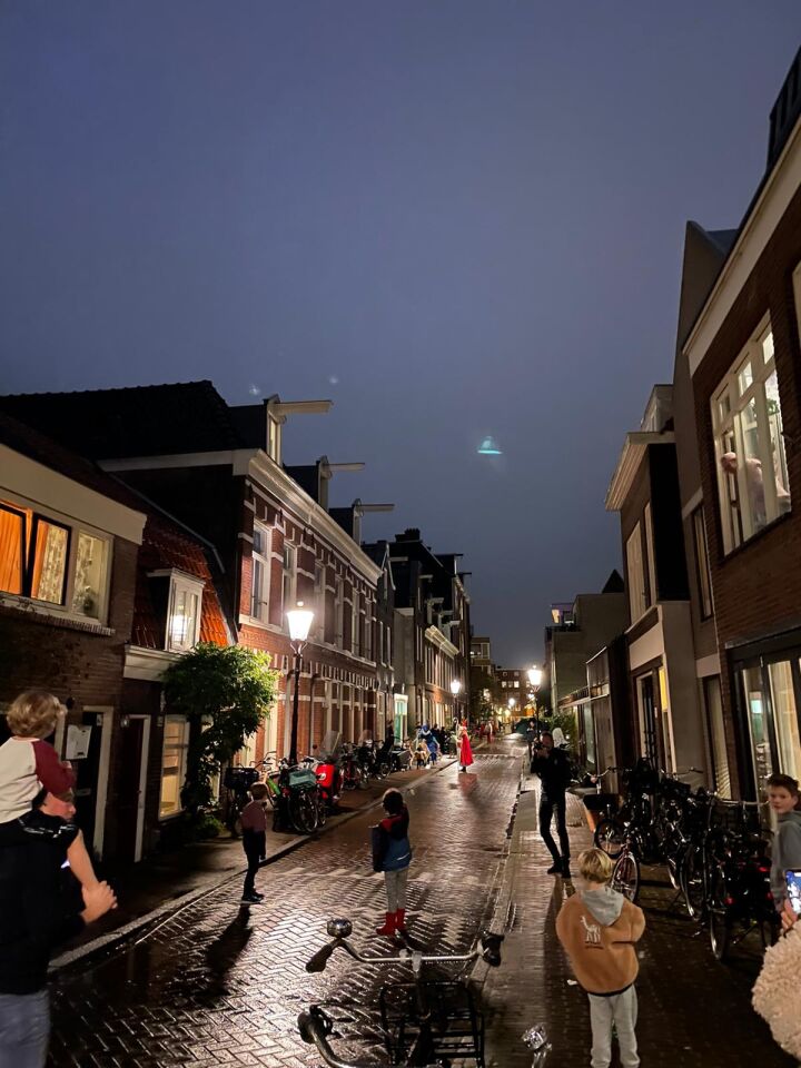 Lijkt op een omgekeerd theekopje met blauwe licht foto