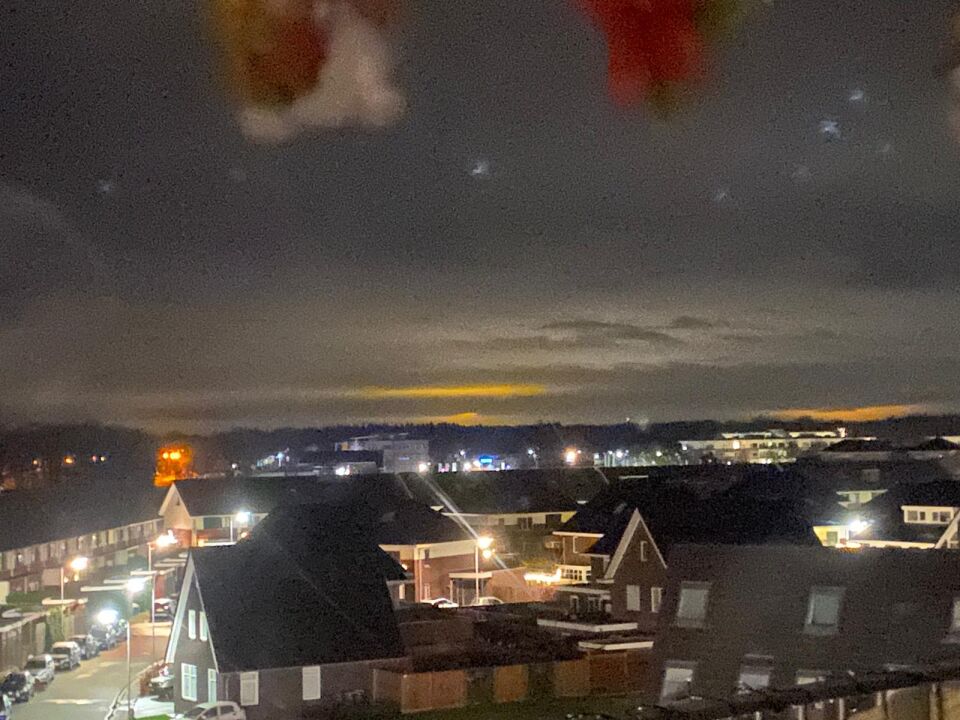 Oranje plekken in de lucht foto