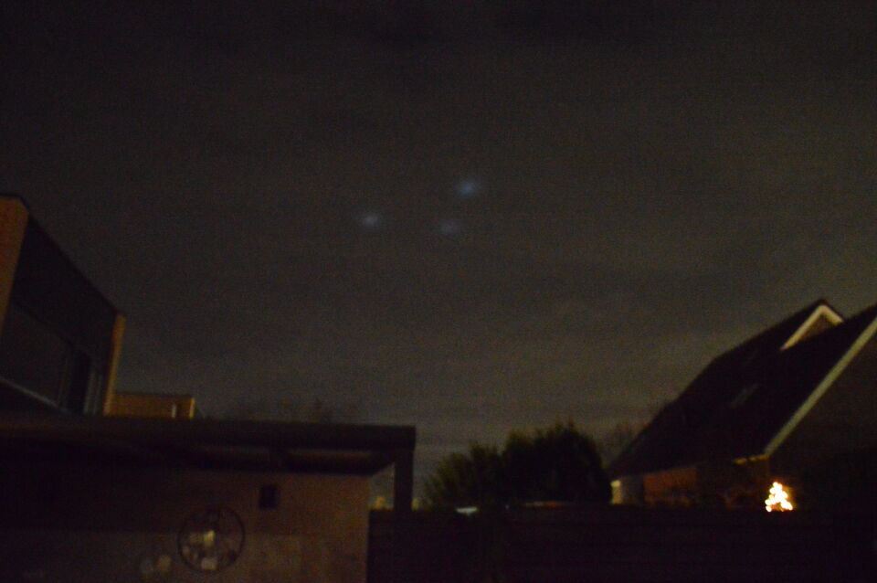 Diverse lichtpunten in de wolken die vervaagden en op andere plekken verschenen foto