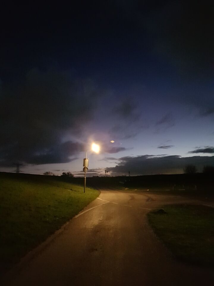 Rode bol met licht eromheen foto