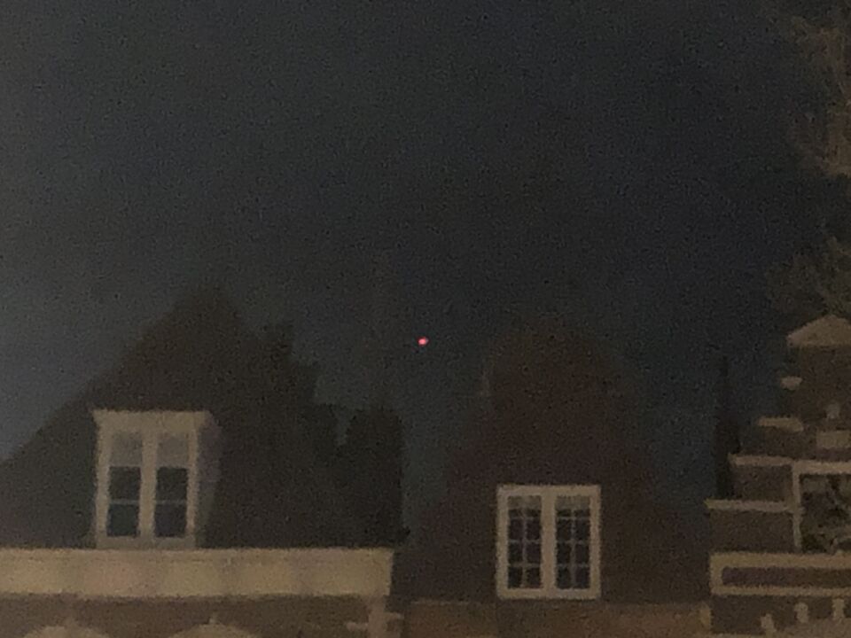 Rood licht, feller dan een ster dat zich uniek gedroeg foto