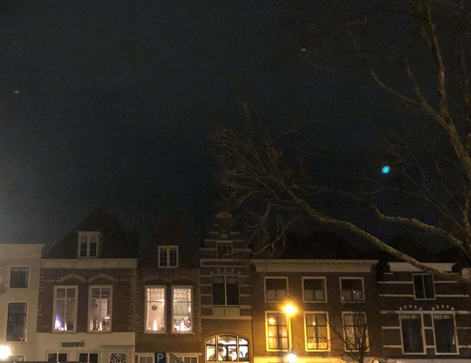 Rood licht, feller dan een ster dat zich uniek gedroeg foto