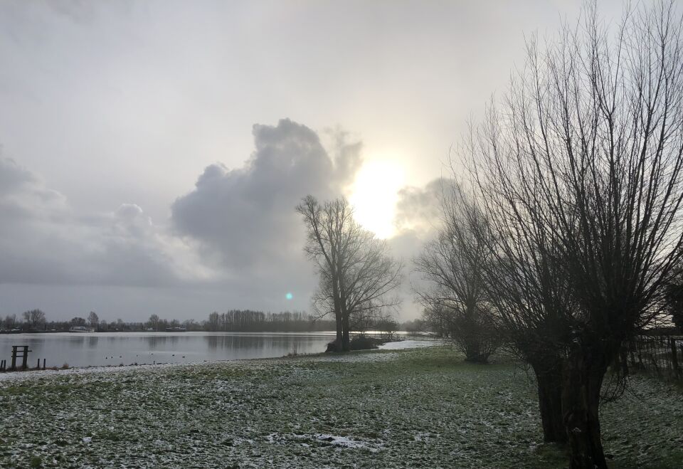 Groen licht noordoostelijk boven horizon foto