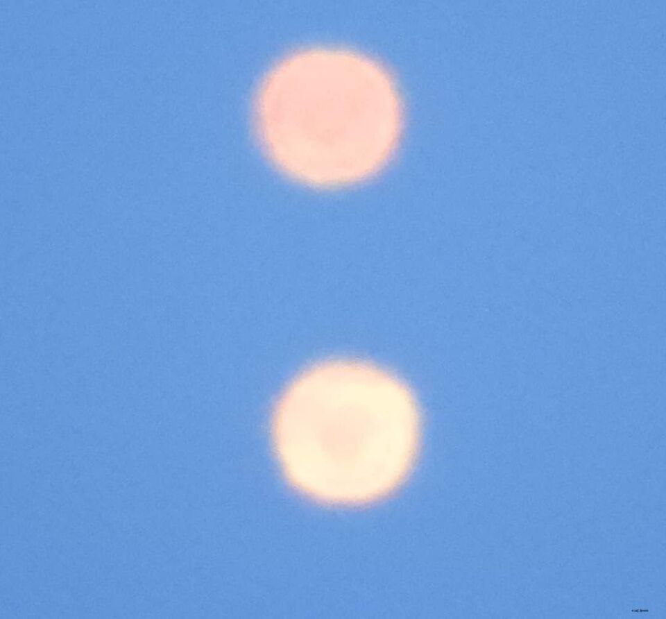 Vroeg in de ochtend, drie lichtbollen in de lucht. foto