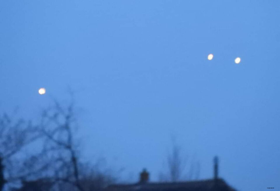 Vroeg in de ochtend, drie lichtbollen in de lucht. foto