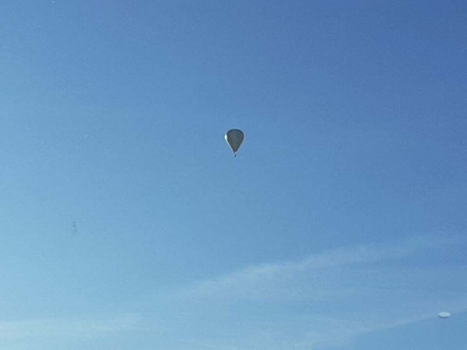 Bij maken van foto van een luchtballon verscheen een object lijkend op een UFO foto
