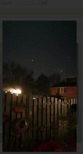 Een lichtpunt dat boven de tuinen bleef zweven. zeker 10 minuten. foto