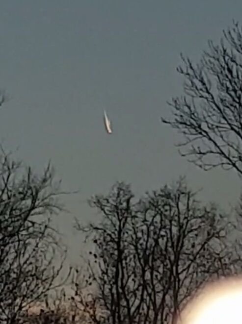 Lichtbol met staart die zeer langzaam, verticaal omlaag bewoog. foto