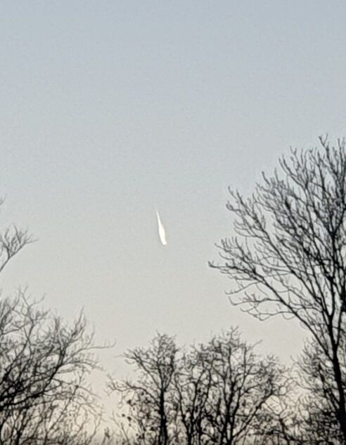 Lichtbol met staart die zeer langzaam, verticaal omlaag bewoog. foto