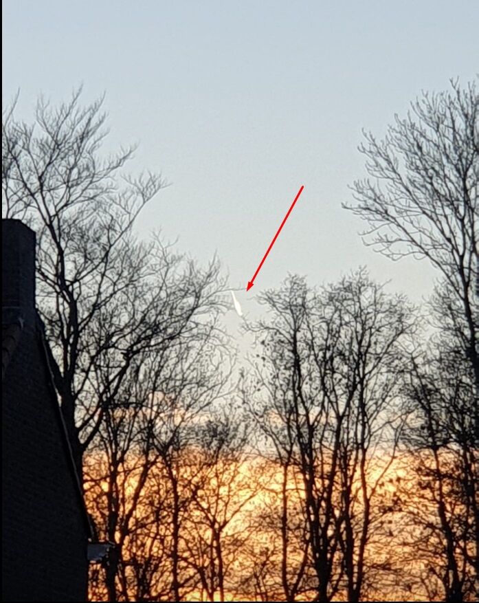 Lichtbol met staart die zeer langzaam, verticaal omlaag bewoog. foto