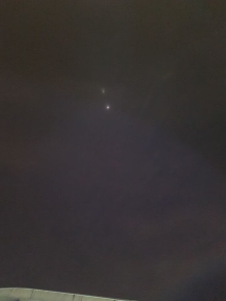 2 stilstaande grote lichten hoog in de lucht. Geen schijnwerper. foto