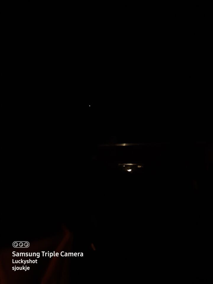Vreemde objecten laag in de lucht. (Geen drones) foto