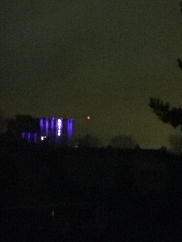 Rood licht dat stil hangt ten noord oosten van Delft foto