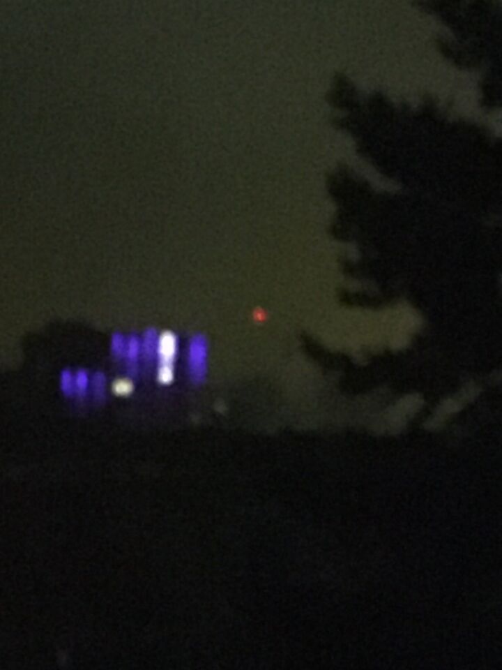 Rood licht dat stil hangt ten noord oosten van Delft foto