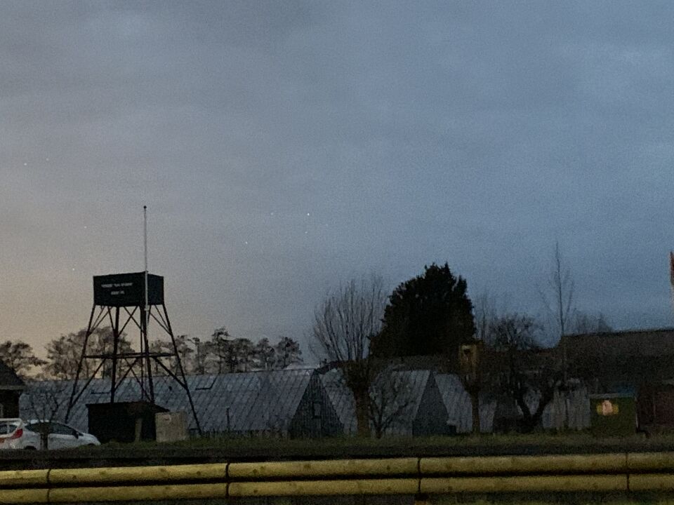 Een bos van meer dan 20 witte lichten die bewogen foto