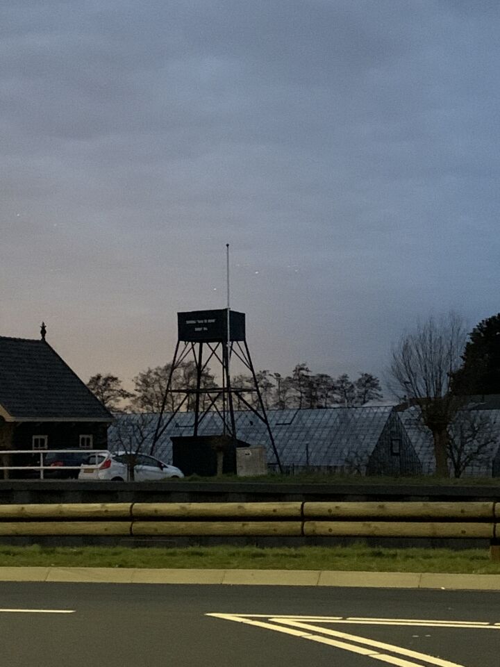 Een bos van meer dan 20 witte lichten die bewogen foto