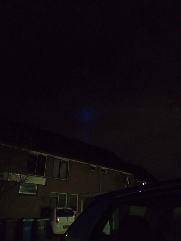 Blauw licht boven huis zwolle foto