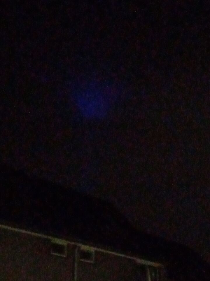 Blauw licht boven huis zwolle foto