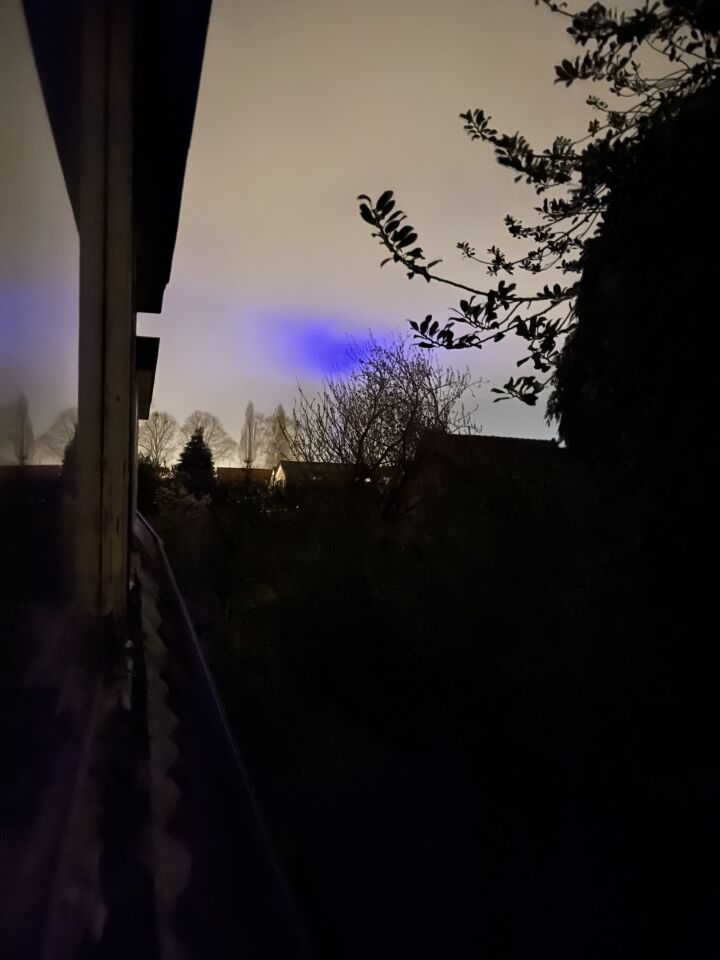 Donker blauwe vlek verplaatste door de lucht foto
